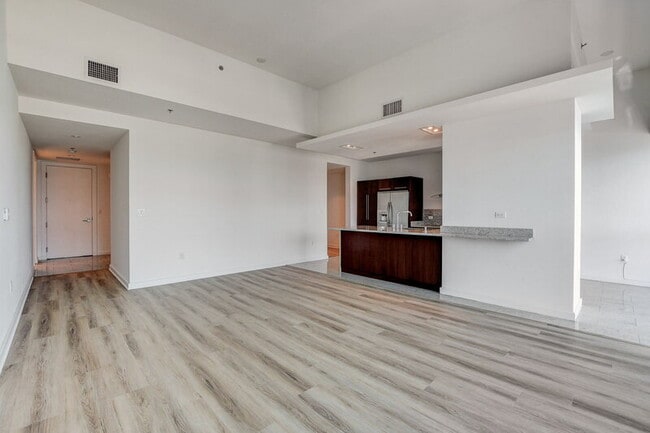 Building Photo - 4471 Dean Martin Dr
