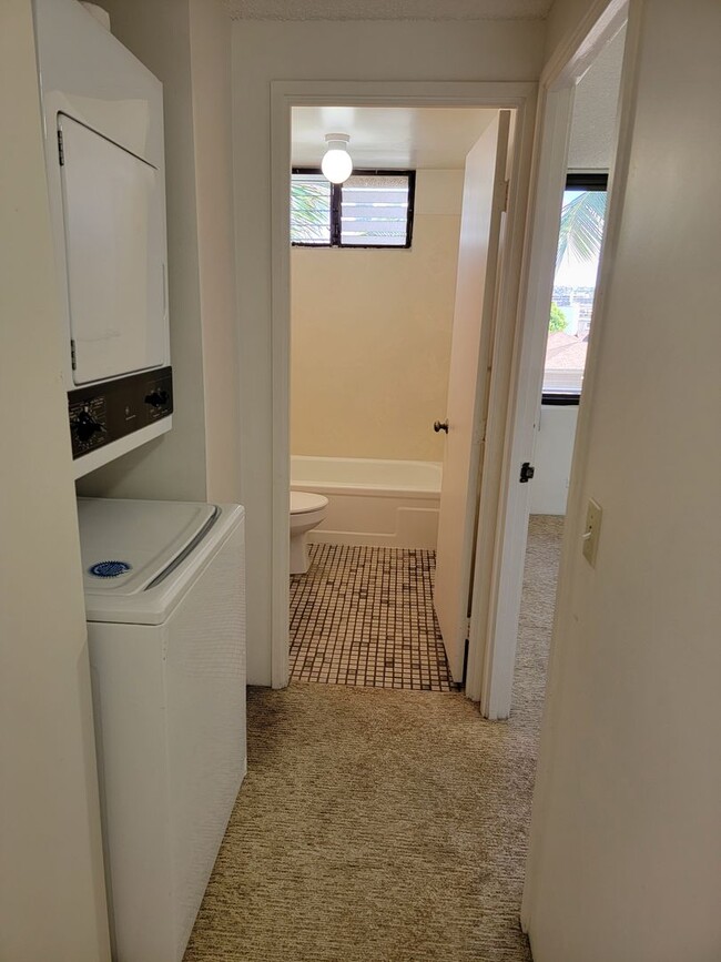 Building Photo - Washer. Dryer. Close to public transportat...