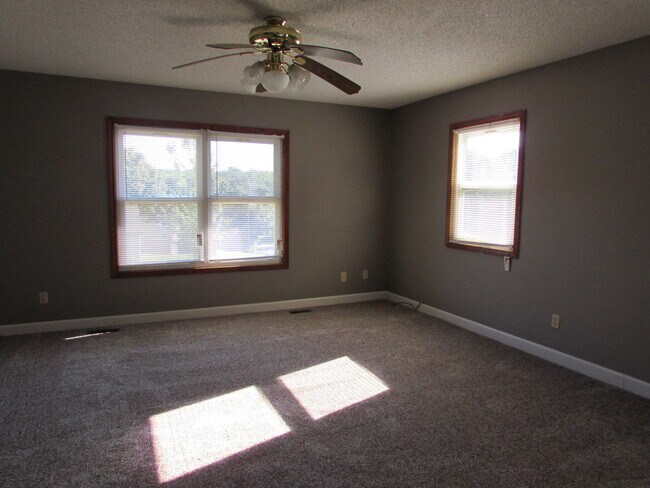 Building Photo - 3 Bedroom House Close to FLW -  New LVP Fl...