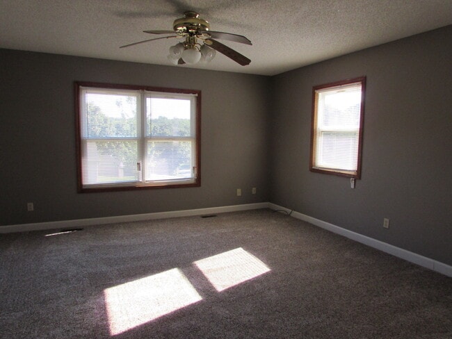 Building Photo - 3 Bedroom House Close to FLW -  New LVP Flooring May 2024!