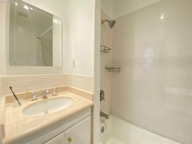 Building Photo - 84-80-84161 161st St