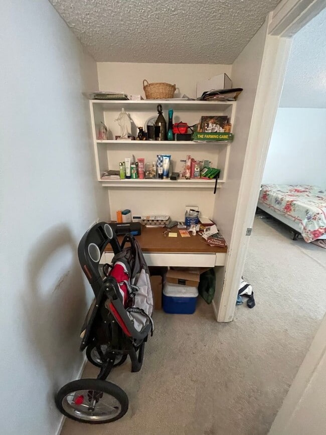 Building Photo - Spacious Ground Level 2 Bedroom 1 Bath