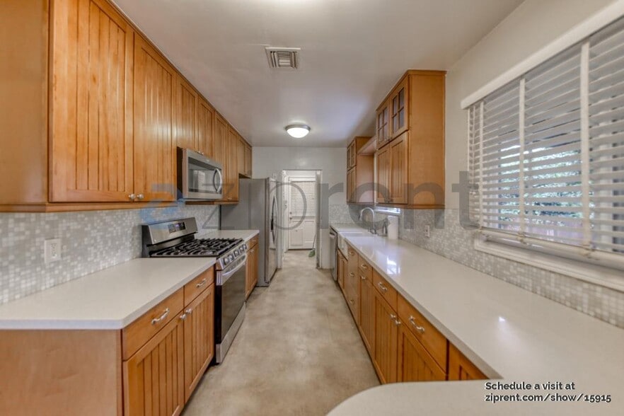 Building Photo - 5142 Balboa Blvd