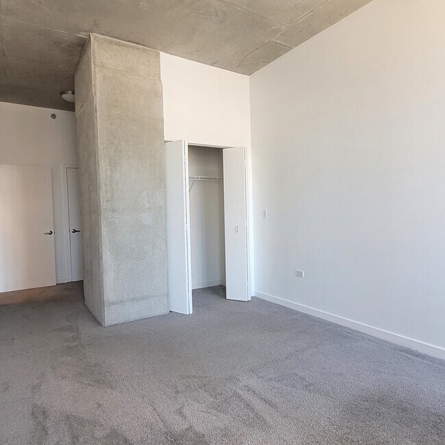 Building Photo - 235 W Van Buren St