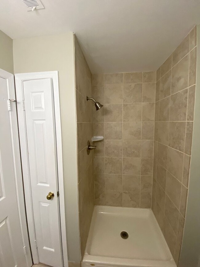 Building Photo - A three bedroom plus den, three and one half bath townhouse conveniently located in Rockville Mar...