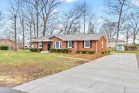 Building Photo - 3 Bedroom 2 Bath Home For Rent!