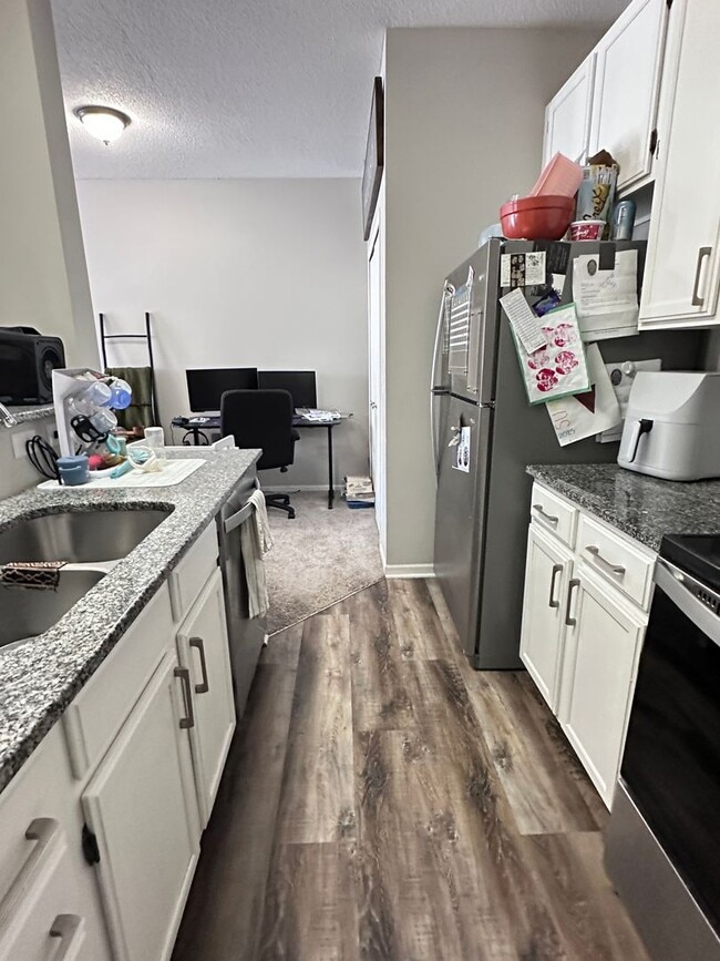 Building Photo - Apple Valley Town Home, 1 Car Garage, Washer/Dryer, Dishwasher, Available April/May 1st