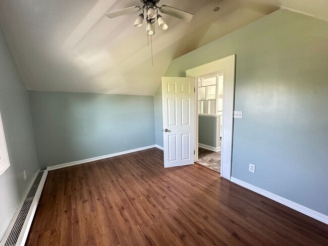 Building Photo - One Bedroom Upper Unit!