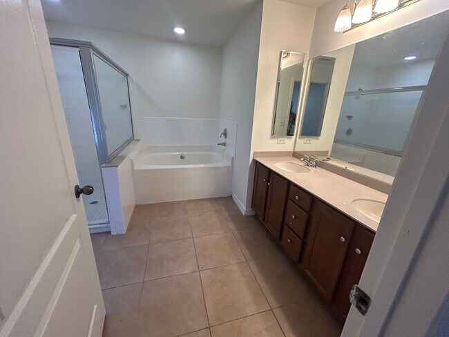 Building Photo - Coming soon  3/2  Pool home