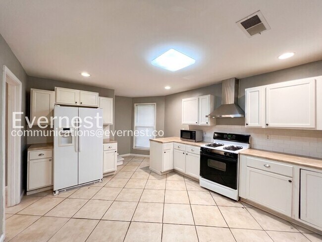 Building Photo - 5 Bed/4 Bath Home with Fenced Yard / Available Now!