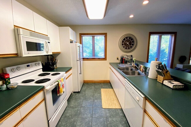 Building Photo - 66 Paquette Dr