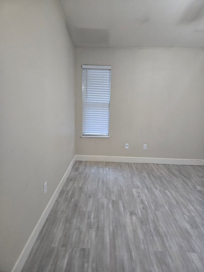 Building Photo - Four bedroom w/ Studio