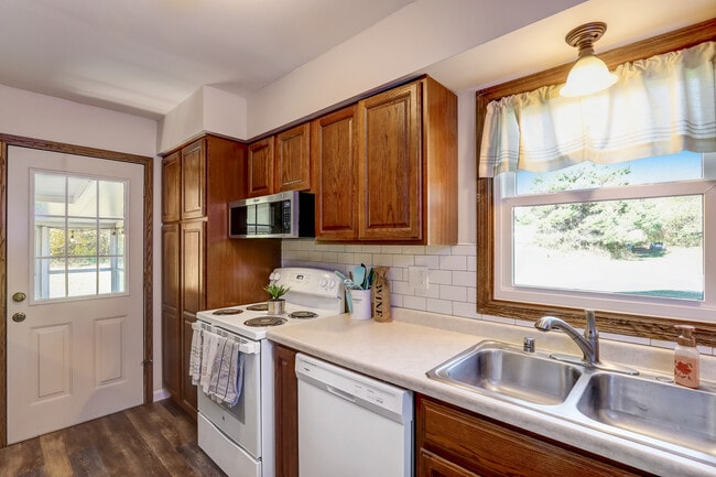 Building Photo - 16450 Dane Ct E