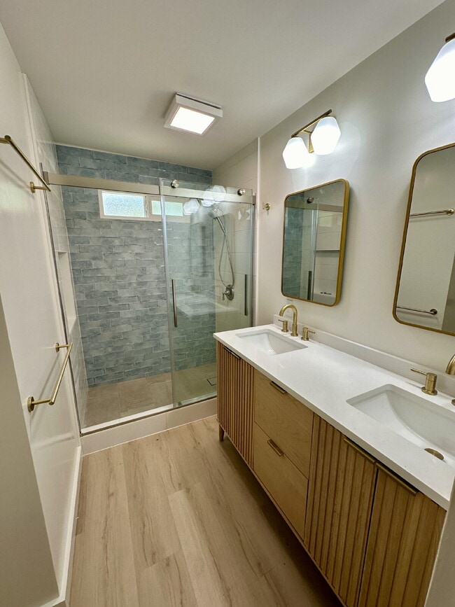 Building Photo - Renovated 3BR/2BA Home with Ocean Views – Aina Haina