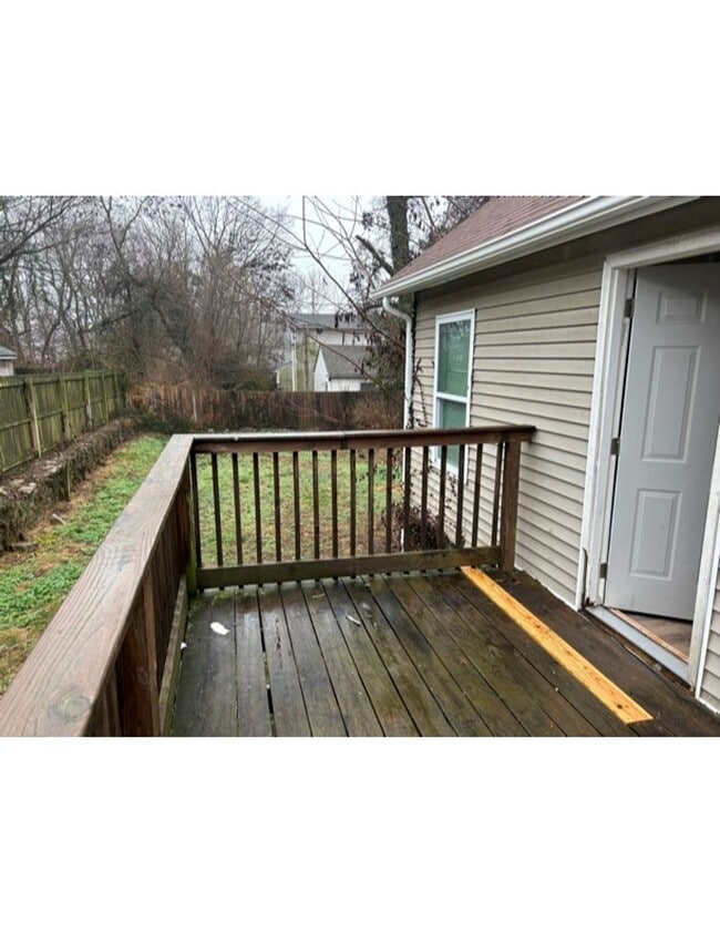 Building Photo - Downtown Beauty!