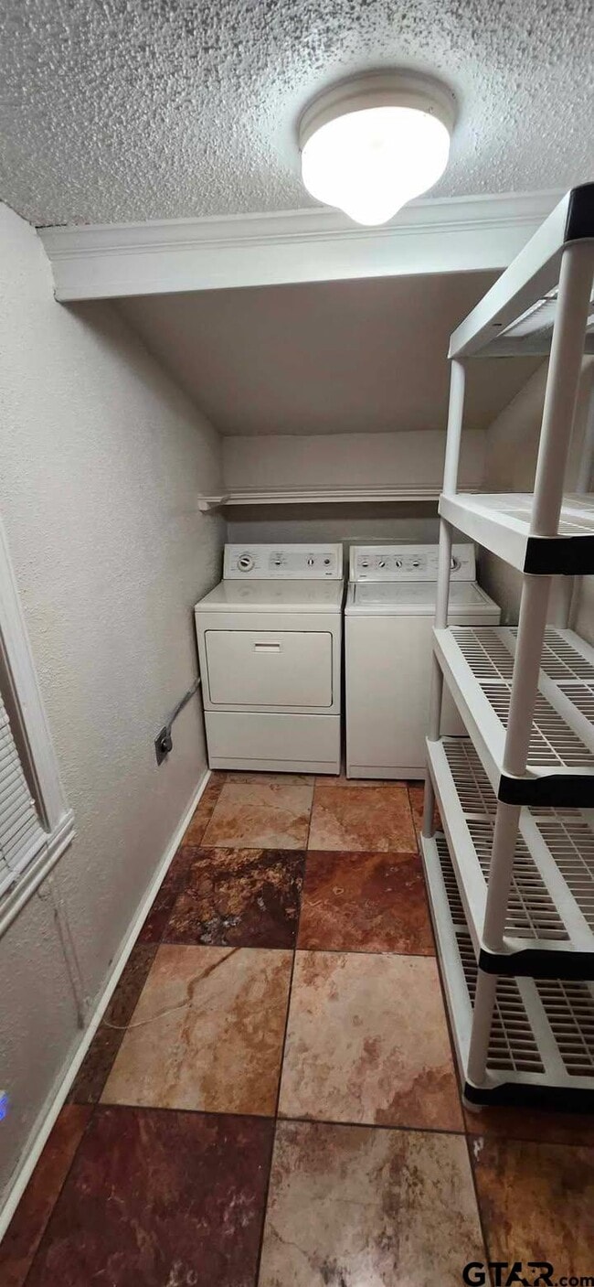 Building Photo - 608 W 3rd St