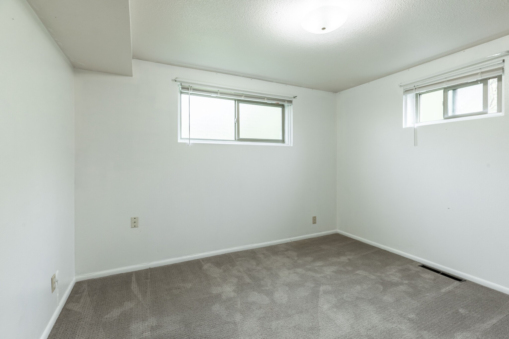 2 bedrooms with newer carpet - 815 Orchard Dr