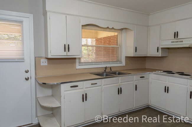 Building Photo - 300 Oakland Ave