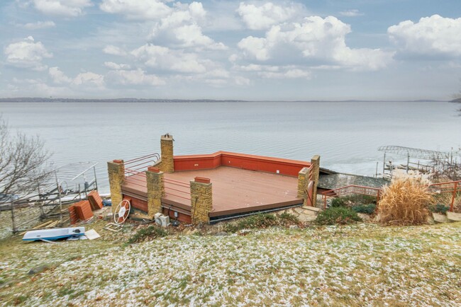 Building Photo - Lake Mendota Dream Home in Desirable Sprin...