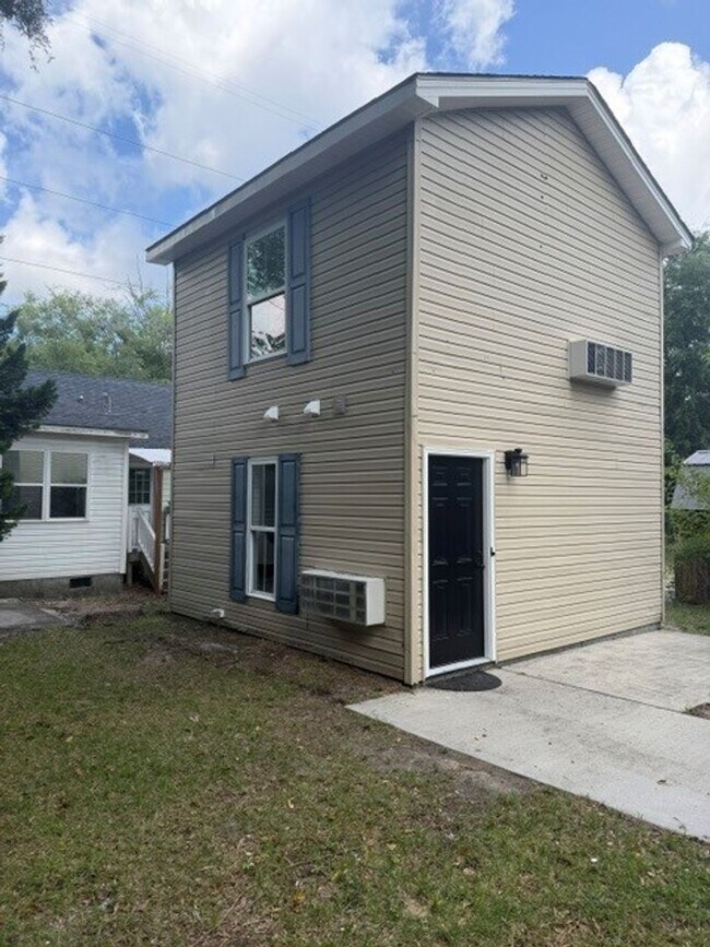 Building Photo - Renovated One Bedroom Stand Alone Apartment