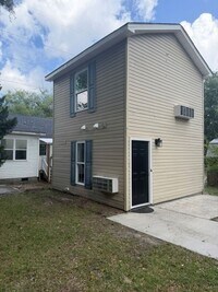 Building Photo - Renovated One Bedroom Stand Alone Apartment