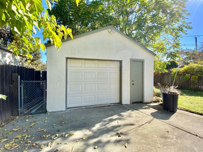 Building Photo - Adorable Home in Mid-town Sacramento!