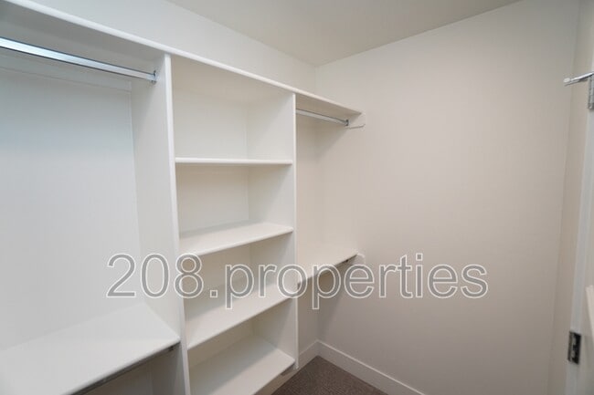 Building Photo - 1333 N Webb Wy