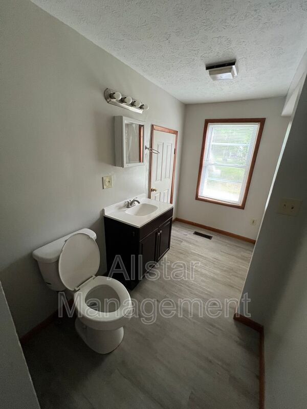 Building Photo - 825 W Highland Ave