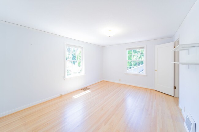 Building Photo - Enchanting Portland Heights 5BD House: You...