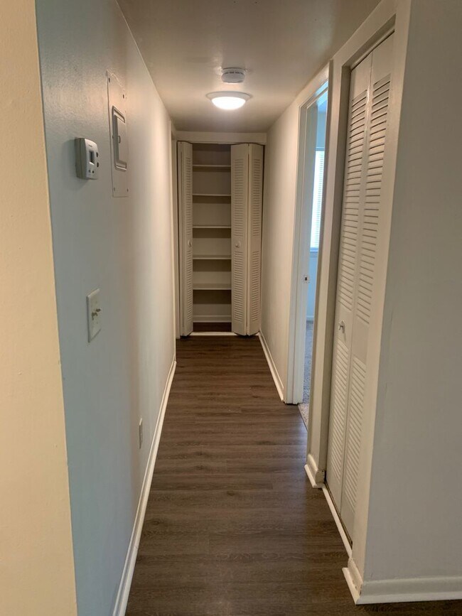 Building Photo - 1 Bedroom 1Bath Condo Available with Water