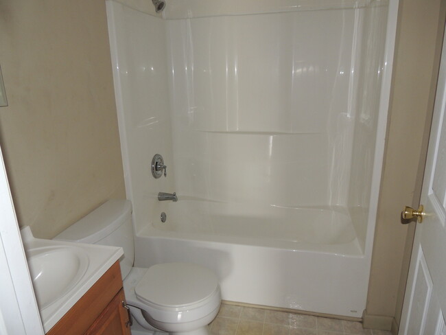 Building Photo - 2 Bed, 1 Bath house w/ large level yard an...