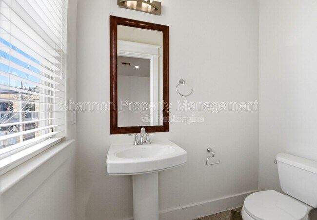 Building Photo - 1512 Crockett St