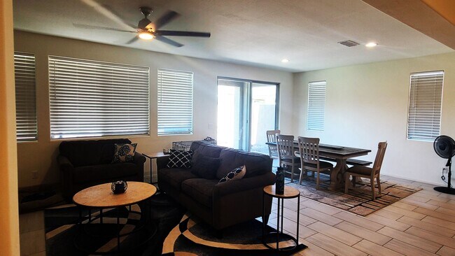 Building Photo - Like new 4-bedroom with Teen suite & Commu...