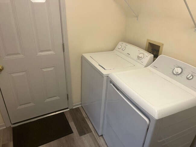 Building Photo - 1605 Hinkson Ave