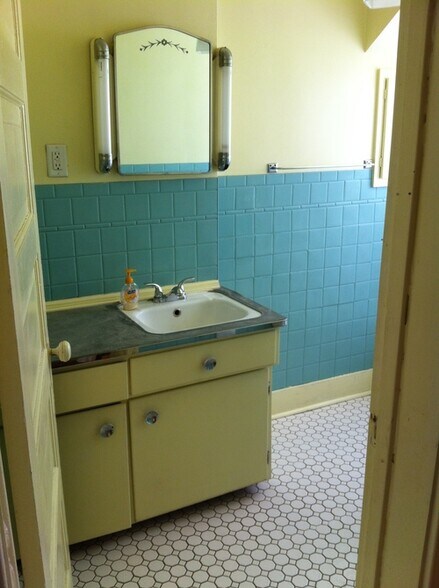 Building Photo - 1009 SW Fillmore St