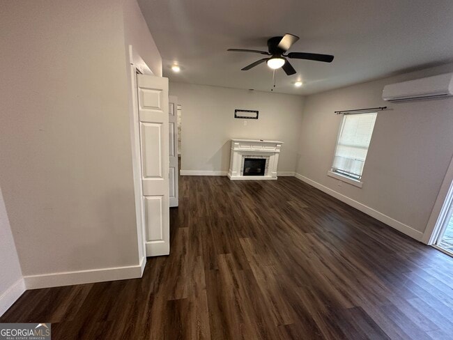 Building Photo - 370 Crestbrook Ln