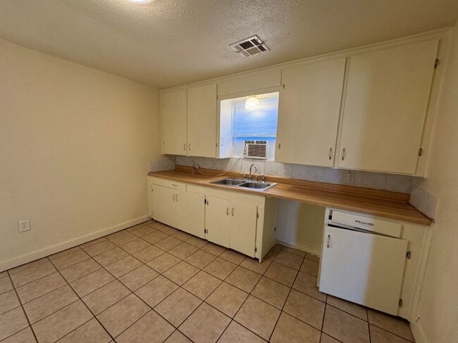 Building Photo - 5 bed 1 bath in Okc! large, fenced yard, i...