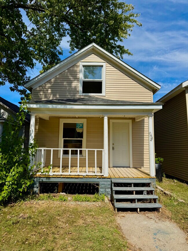 Primary Photo - 232 E Grove St