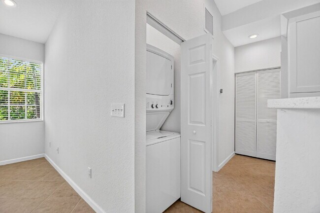 Building Photo - "Charming 2-Bed, 2-Bath Oasis in Riviera Beach – Your Perfect Retreat!"