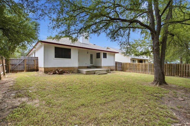 Building Photo - 108 Songbird Ct
