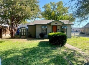 Building Photo - Charming Home located in the center of town!