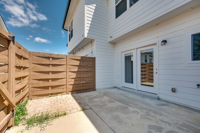 Building Photo - Beautiful 2BE/2.5BA townhouse located in the very desirable Nations!