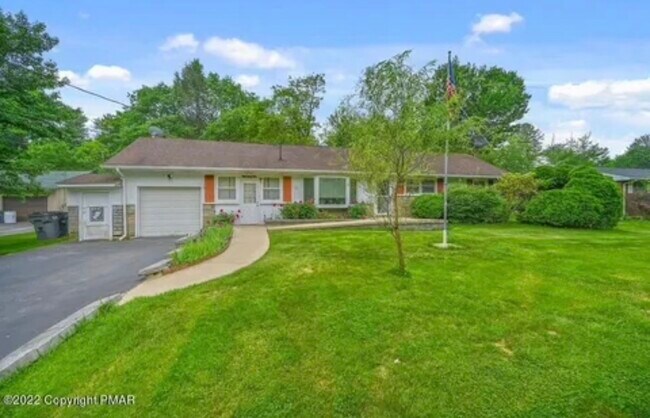 Building Photo - 400 Hemlock Dr