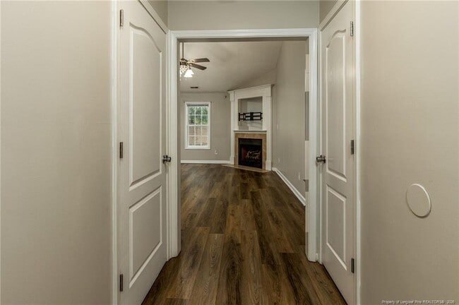Building Photo - 300 Pageant Ct