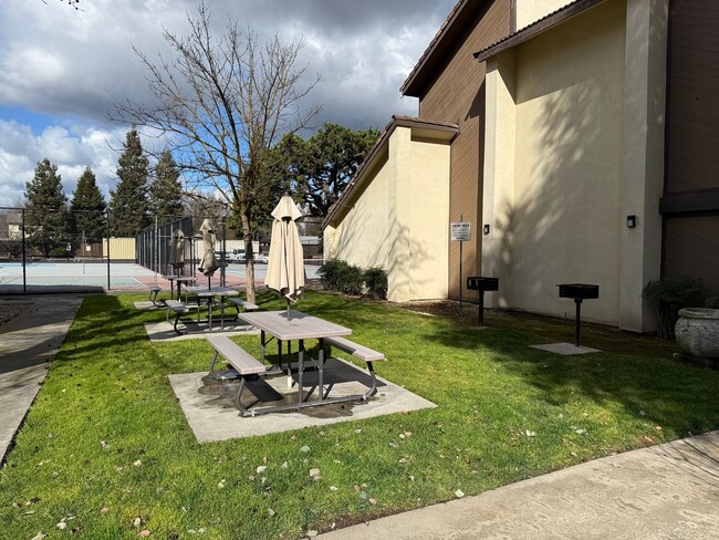 Building Photo - Executive 2-bedroom condo in gated community!