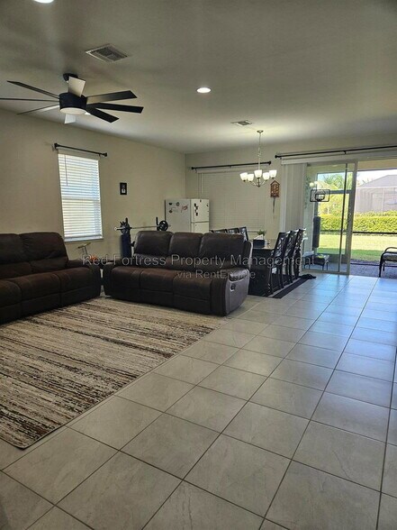 Building Photo - 15240 Floresta Ln