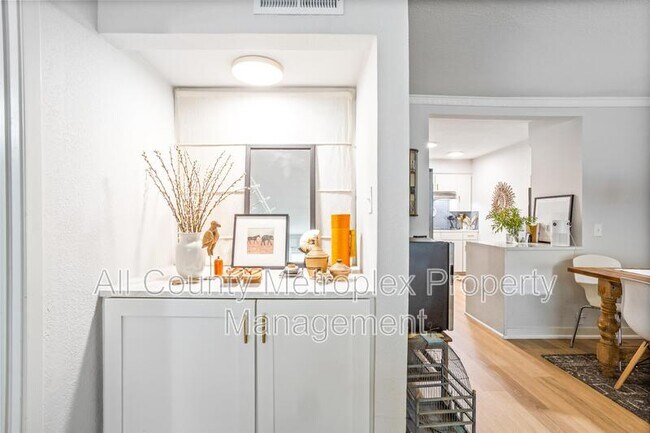 Building Photo - 7924 Royal Ln