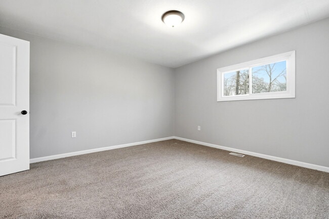 Building Photo - 3735 Richlawn Rd