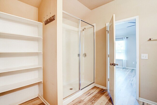 Building Photo - Charming 3BR/2BA Contemporary Home with Lu...
