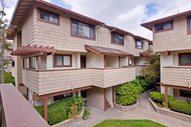 Building Photo - Popular Woodside Commons at Its Finest.